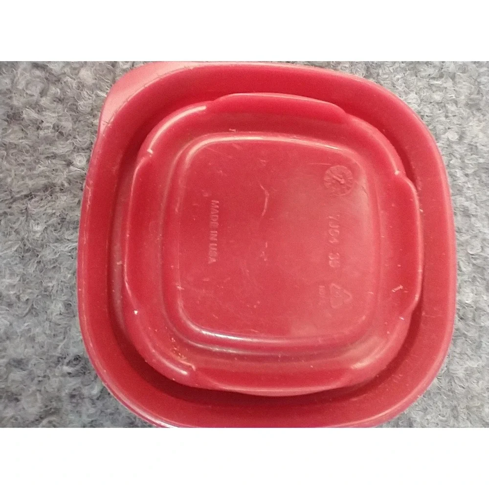 Rubbermaid Easy Find 4oz Small Food Storage Container with Red and Purple Lids‎